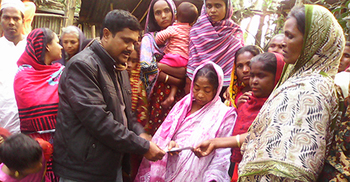 রানা প্লাজায় নিহতের স্ত্রীকে টাকা দিল ব্র্যাক