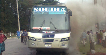 চকরিয়ায় সৌদিয়া পরিবহনের বাসকে লক্ষ্য করে হামলা : আহত ৫