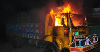 নরসিংদীতে ট্রাকে পেট্রলবোমা : চালকসহ দগ্ধ তিন