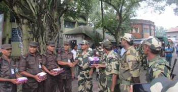 বিজিবিকে বিএসএফের মিষ্টি উপহার
