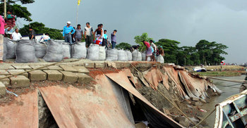 ভোলায় মেঘনা নদীর ভাঙন রোধে জিওব্যাগ ডাম্পিং শুরু