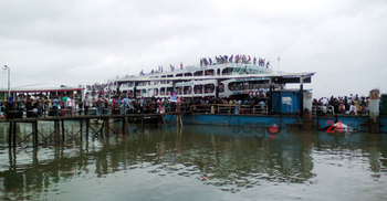 চাঁদপুর লঞ্চঘাটে উপচে পড়া ভিড় : নিয়মনীতি মানছে না কেউ