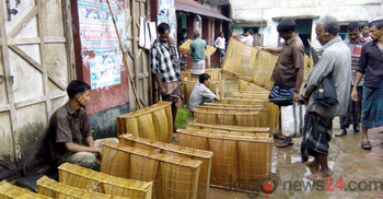 নওগাঁয় মাছ ধরার ফাঁদ কেনা-বেচার ধুম