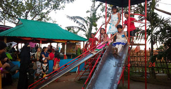 তিতাস পাড়ে বিনোদনপ্রেমী মানুষের ঢল