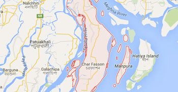 প্রবল জোয়ারে ইলিশা ফেরিঘাট সড়কে ভাঙন