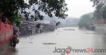 চট্টগ্রামে বন্যায় ক্ষতিগ্রস্তদের জেলা প্রশাসনের সহায়তা