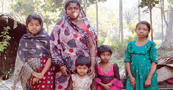 চাঁদপুরে কিস্তির টাকার জন্য বসতঘর বিক্রি করলো এনজিও