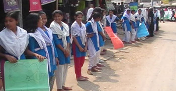 থ্রিজি’র দাবিতে মানববন্ধন, গণস্বাক্ষর