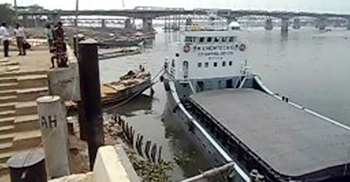 কাভার্ড ভ্যান না থাকায় আশুগঞ্জ নৌবন্দরে চাল খালাসে বিলম্ব
