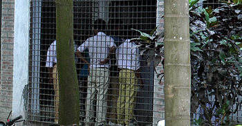 কুষ্টিয়ায় ১১ স্কুলছাত্রকে ছয় ঘণ্টা আটকে রাখলেন ওসি