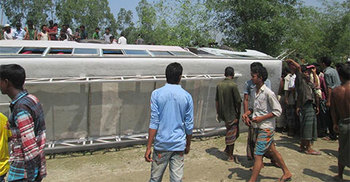 লালমনিরহাটে সড়ক দুর্ঘটনায় নিহত ৫