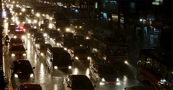 সন্ধ্যার বৃষ্টিতে ঘরমুখী মানুষের ভোগান্তি