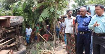 পিরোজপুরে সড়ক দুর্ঘটনায় নিহত ১, আহত ১২