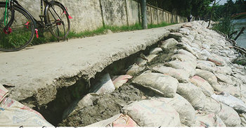 রাস্তা ভাঙন রোধের কাজ শেষ না হতেই ব্লকে ধস