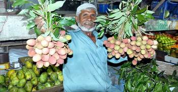 বাজারে এসেছে মধুমাসের ফল