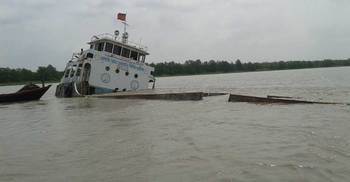 সুন্দরবনে সারবাহী জাহাজটি এখনো উদ্ধার হয়নি : পানিতে মিশছে পটাশ
