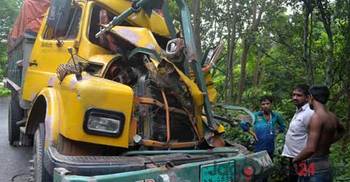 মাগুরায় ট্রাকচাপায় নিহত ১ : আহত ২