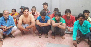 ভারত থেকে ফেরার পথে ১২ নারী-পুরুষ আটক