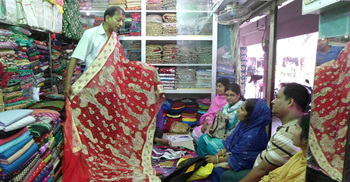 চাঁপাইনবাবগঞ্জে শেষ মুহূর্তে জমে উঠেছে ঈদের কেনাকাটা