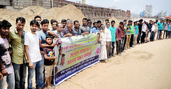 কুমিল্লায় ছাত্রলীগ নেতার মুক্তির দাবিতে মানববন্ধন