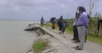 ফরিদপুর শহর রক্ষা বাঁধে আবারো ধস : আতঙ্কে শহরবাসী
