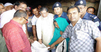 দরিদ্রদের মাঝে চাল বিতরণ করলেন ডেপুটি স্পিকার