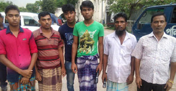 কলেজ ছাত্রীদের উত্যক্ত করায় আটক ৬ 