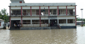 জামালপুরে বন্যায় ১০ হাজার মানুষ পানিবন্দী 