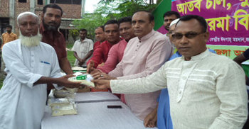 জয়পুরহাটে শ্রমিকদের মাঝে খাদ্য সামগ্রী বিতরণ