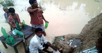 মাটি ফেটে বের হচ্ছে পানি : উৎসুক জনতার ভিড়