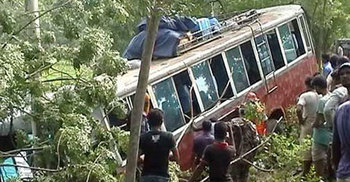 নাটোরে যাত্রীবাহী বাস উল্টে হেলপার নিহত