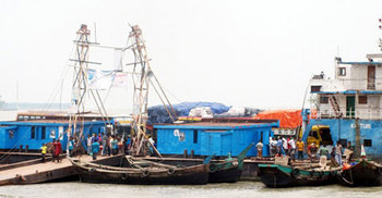 ভোলার ইলিশা ঘাটে ট্রাক উল্টে ফেরি চলাচল বন্ধ