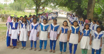 স্কুলের জমি দখল : শিক্ষার্থীদের মানববন্ধন