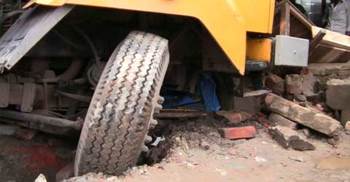 নেত্রকোনায় মালবাহী ট্রাকচাপায় নারী নিহত