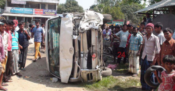 সিরাজগঞ্জে মাইক্রোবাস-নসিমনের মুখোমুখি সংঘর্ষ : ২ নারী নিহত