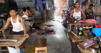 দম ফেলার ফুরসত নেই ঠাকুরগাঁওয়ের দর্জিপাড়ার কারিগরদের