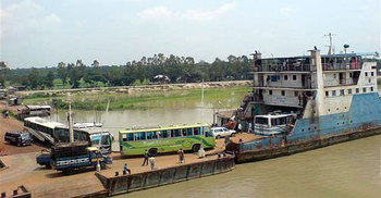 পদ্মায় ৬ টানা ফেরি চলাচল বন্ধে তীব্র যানজট