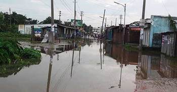 বেহাল ড্রেনেজ ব্যবস্থায় পানিবন্দী অসংখ্য মানুষ