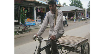 বাবার ভ্যান চালিয়ে শামসুলের অর্জন জিপিএ ৫ 