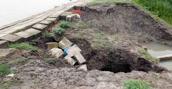 শরণখোলায় বাঁধ সংস্কারের ৩২ কোটি টাকা নদীতে