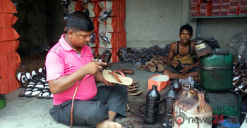 দম ফেলার ফুরসত নেই ব্রাহ্মণবাড়িয়ার পাদুকা শ্রমিকদের