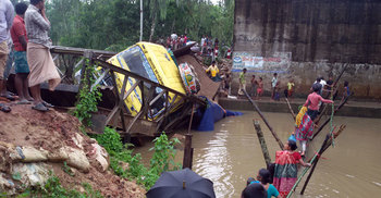 পাথর বোঝাই ট্রাকের ভারে ভাঙলো বেইলি ব্রিজ
