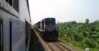 বিনা টিকেটে ট্রেন ভ্রমনের দায়ে জেল-জরিমানা