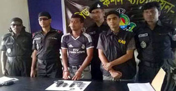 নাটোরে অস্ত্রসহ যুবক আটক