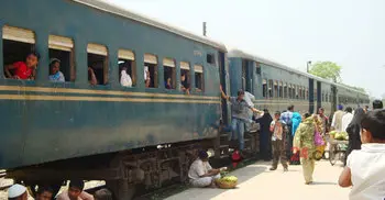 বেনাপোল-খুলনা কমিউটার ট্রেনে চোরাচালানি!