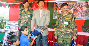বান্দরবানে সেনাবাহিনীর উদ্যোগে শীতবস্ত্র বিতরণ 
