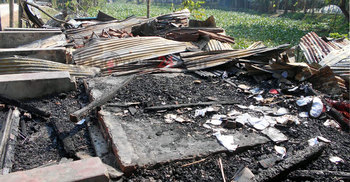 মঠবাড়িয়ায় ব্যবসা প্রতিষ্ঠানে আগুন দিয়েছে দুর্বৃত্তরা