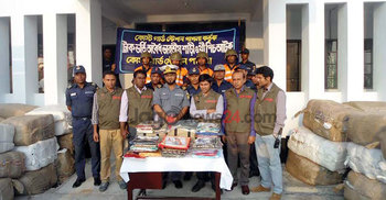 না.গঞ্জে সাত কোটি টাকার ভারতীয় শাড়ি কাপড় উদ্ধার