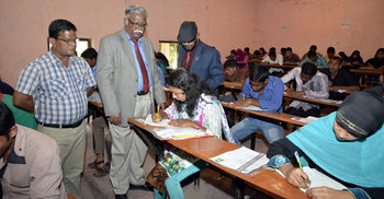 ডিগ্রি পরীক্ষা কেন্দ্র পরিদর্শনে জাতীয় বিশ্ববিদ্যালয় উপাচার্য