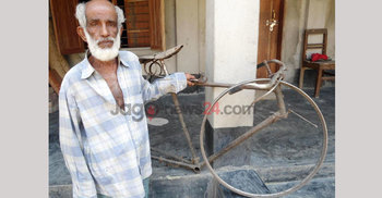 ৬০ বছর আগলে আছেন বঙ্গবন্ধুর বাইসাইকেল!